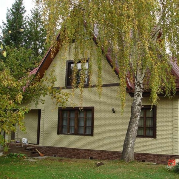 Стандартный деревянный дом, облицованный плиткой колотая фаска