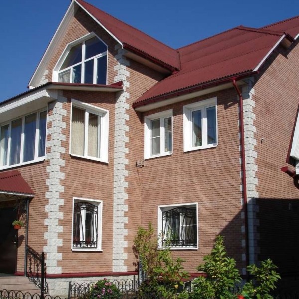 Дом с мансардой, облицован комбинированной плиткой