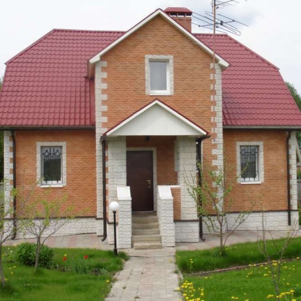 Дачный дом, облицованный терракотовой комбинированной плиткой