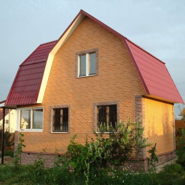 Небольшой дачный домик, отделанный плиткой персикового оттенка