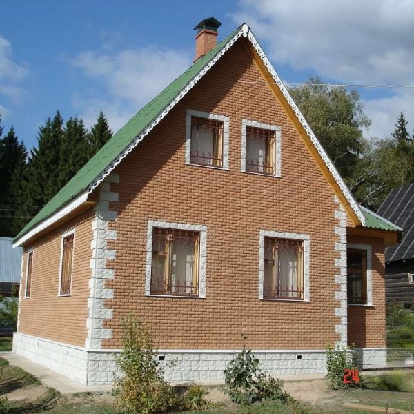 Дом с отделкой под кирпич светло-коричневого цвета