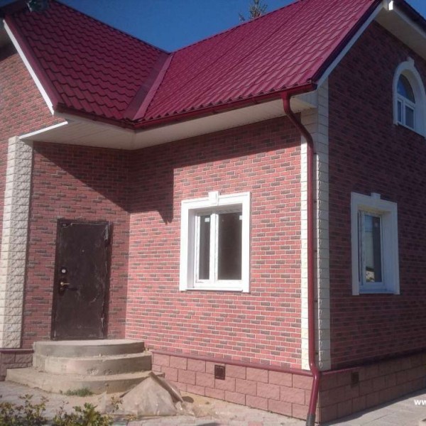 Двухэтажный деревянный дом с отделкой комбинированной плиткой 