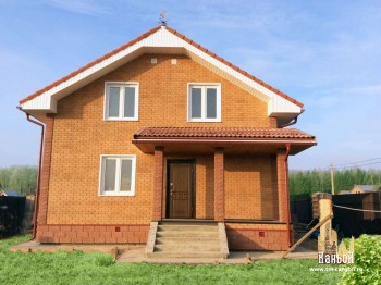 Дачный дом облицованный фасадными панелями коричневого цвета
